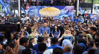 Ribuan Warga Cirebon Tumpah Ruah Saat AHY Kampanye