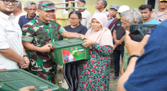 Panglima TNI Bantu Korban Gempa Sumedang