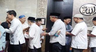 Bey Machmudin Tarawih di Masjid Tertua di Bandung