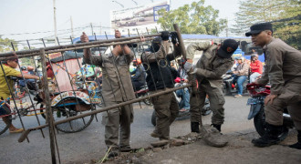 Satpol PP Tertibkan PKL Depan Pasar Kembar Bandung