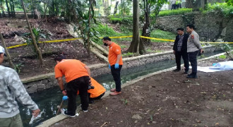 Sosok Mayat Ditemukan Mengambang di Taman Lansia 