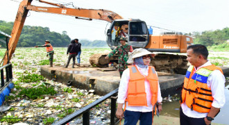 Bey Cek Sungai Citarum Yang Viral Penuh Sampah