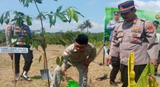 Johan J Anwari Ikut Tanam Pohon di HUT Bhayangkara