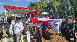 Dimakamkan di Taman Makam Pahlawan Cikutra Bandung