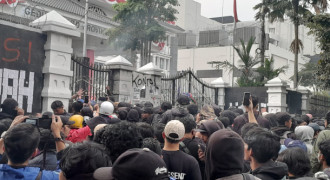 Demo Memanas,Massa Aksi Berusaha Dobrak Pagar DPRD