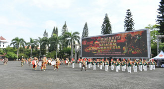 Parade Militer Meriahkan HUT ke-79 TNI di Bandung