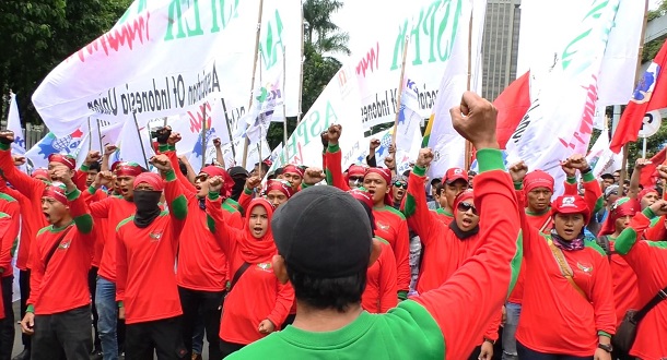 Ribuan Buruh Geruduk Kemenakertrans RI