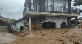 Tanggul Sungai Cisunggalah Jebol 90 Rumah Terendam