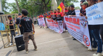 Diduga Korupsi Solar, LSM Demo di Kabupaten Bekasi