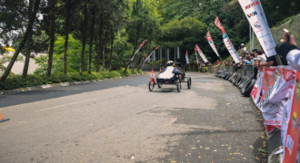 Serunya Lomba Kereta Peti Sabun di Bandung 