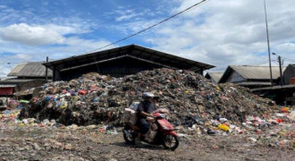 Bey Soroti Sampah yang Mengunung di Pasar Caringin