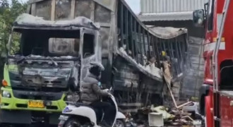 Truk Boks JNE Ludes Terbakar, Ratusan Paket Hangus