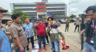 Demo AMBK di Kantor Disperkimtan Kota Bekasi Ricuh