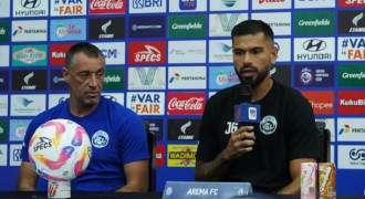 Pelatih Arema Optimistis Bisa Taklukkan Persib