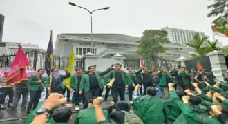 Mahasiswa Demo Tutut Revisi Efisiensi Anggaran 