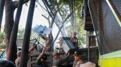 Bangunan Burger Bangor di Jalan Surya Sumantri, Kota Bandung di Bongkar Satuan Polisi Pamong Praja (Satpol PP).