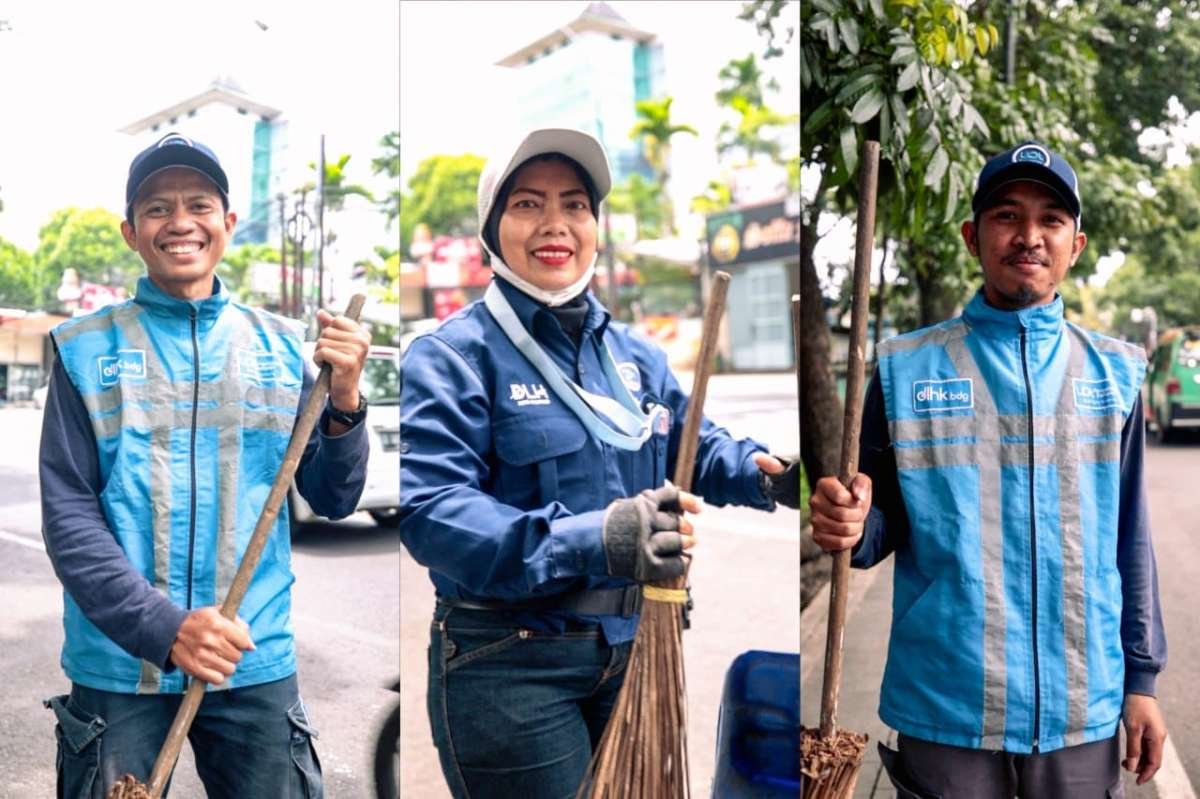 Saat fajar mulai menyingsing, Nurlaelasari sudah bersiap dengan sapu di tangan. Perempuan asal Cibeunying ini adalah salah satu petugas kebersihan Kota Bandung