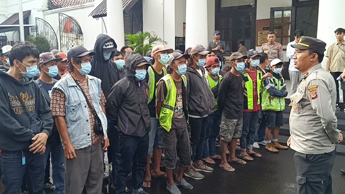 Puluhan orang terduga preman di tangkap.