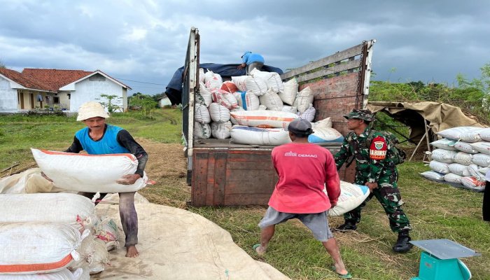 Bulog Cabang Cirebon yang berada di bawah Perum Bulog Kantor Wilayah Jawa Barat berhasil menyerap 112.753 ton gabah beras.