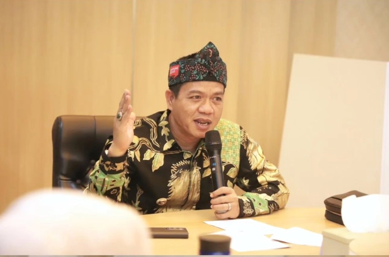 Bupati Bandung Dadang Supriatna menolak kebijakan Gubernur Jawa Barat Dedi Mulyadi untuk mengirim siswa nakal ke barak Militer.