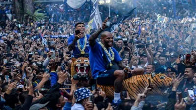 SAH.. Persib Back to Back Juara seusai Persik Imbangi Persebaya