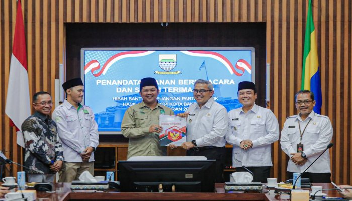 Pemerintah Kota (Pemkot) Bandung secara resmi menyerahkan hibah bantuan keuangan kepada partai politik hasil Pemilu 2024