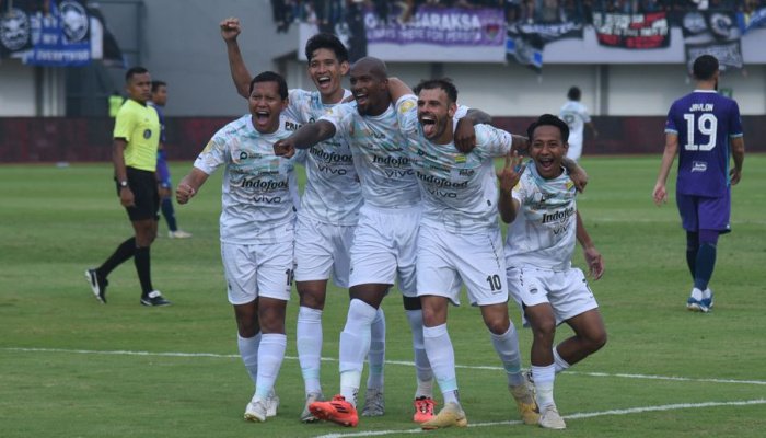 Persib kembali menuai hasil imbang di akhir-akhir kompetisi Liga 1 2024-2025 ini, seusai seri 2-2 dengan Persita, Jumat (16/5/2025) sore.