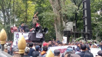 Tunjangan Dipotong, Ribuan Pensiunan PT Pos Geruduk Direksi