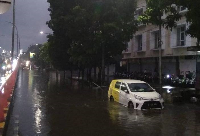 Kota Cimahi belum dikatakan ideal menjadi sebuah Kota yang memiliki pusat pemerintahan sendiri.  Sebelumnya bagian dari Kabupaten Bandung.