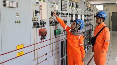 Menjaga keandalan kelistrikan untuk menerangi seluruh negeri tak hanya dilakukan kaum pria, kontribusi kaum hawa pun tak bisa dipandang