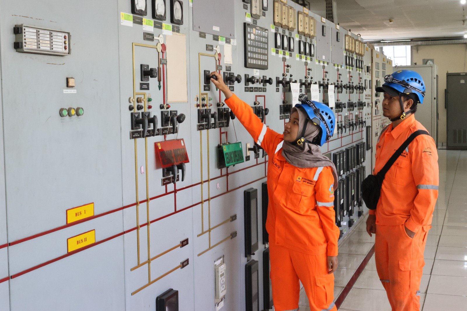 Menjaga keandalan kelistrikan untuk menerangi seluruh negeri tak hanya dilakukan kaum pria, kontribusi kaum hawa pun tak bisa dipandang