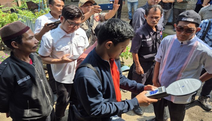PLN bersama warga Desa Rajamandala Kulon, Kecamatan Cipatat lakukan pengukuran jarak aman dan medan magnet di bawah jaringan SUTET
