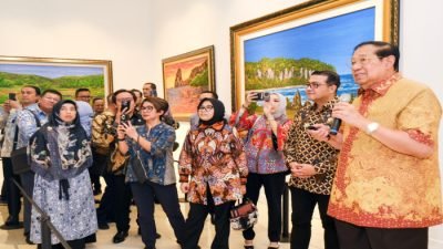 SBY Sambut Kemenekraf di Cikeas Art Gallery, Jelaskan Karya Lukisan hingga Novel