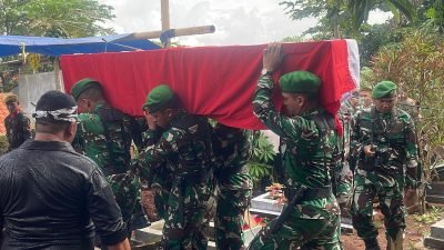 Suasana rumah duka Anggota TNI AD Mayor CPL Anda Rohana di Desa Cinunuk, Kecamatan Cileunyi, Kabupaten Bandung, pada Selasa pagi sudah ramai.