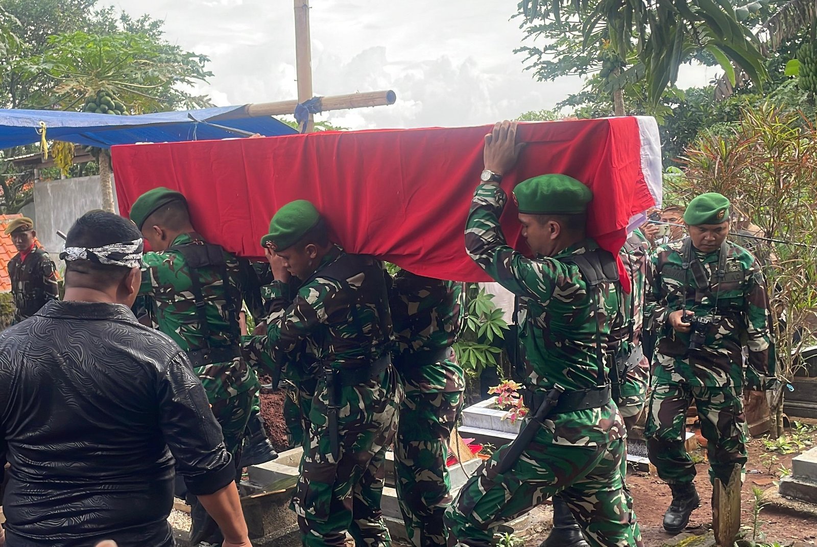 Suasana rumah duka Anggota TNI AD Mayor CPL Anda Rohana di Desa Cinunuk, Kecamatan Cileunyi, Kabupaten Bandung, pada Selasa pagi sudah ramai.