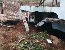 Hujan Deras, Tiga Rumah di Bandung Barat Tertimbun Longsor