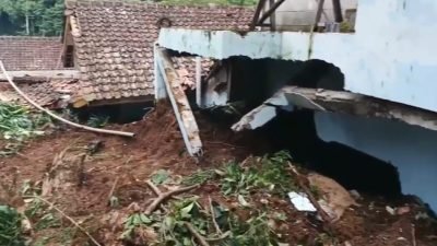 Tanah longsor terjadi di Kampung Areng, RT 01 RW 11, Desa Wangunsari, Kecamatan Lembang, Kabupaten Bandung Barat, sebanyak 3 rumah tertimbun.