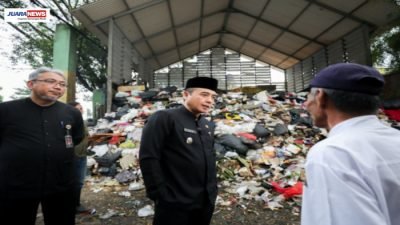 Wakil Wali Kota Bandung, Erwin meninjau langsung tempat pembuangan sampah yang berada di daerah Cicendo, Kota Bandung.