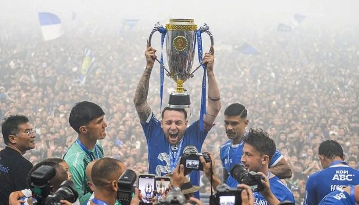 Persib Bandung telah menyusun kekuatan baru guna menghadapi Liga 1 2025-2026. Manajemen Persib segera mengumumkan rekrutan pemain barunya.