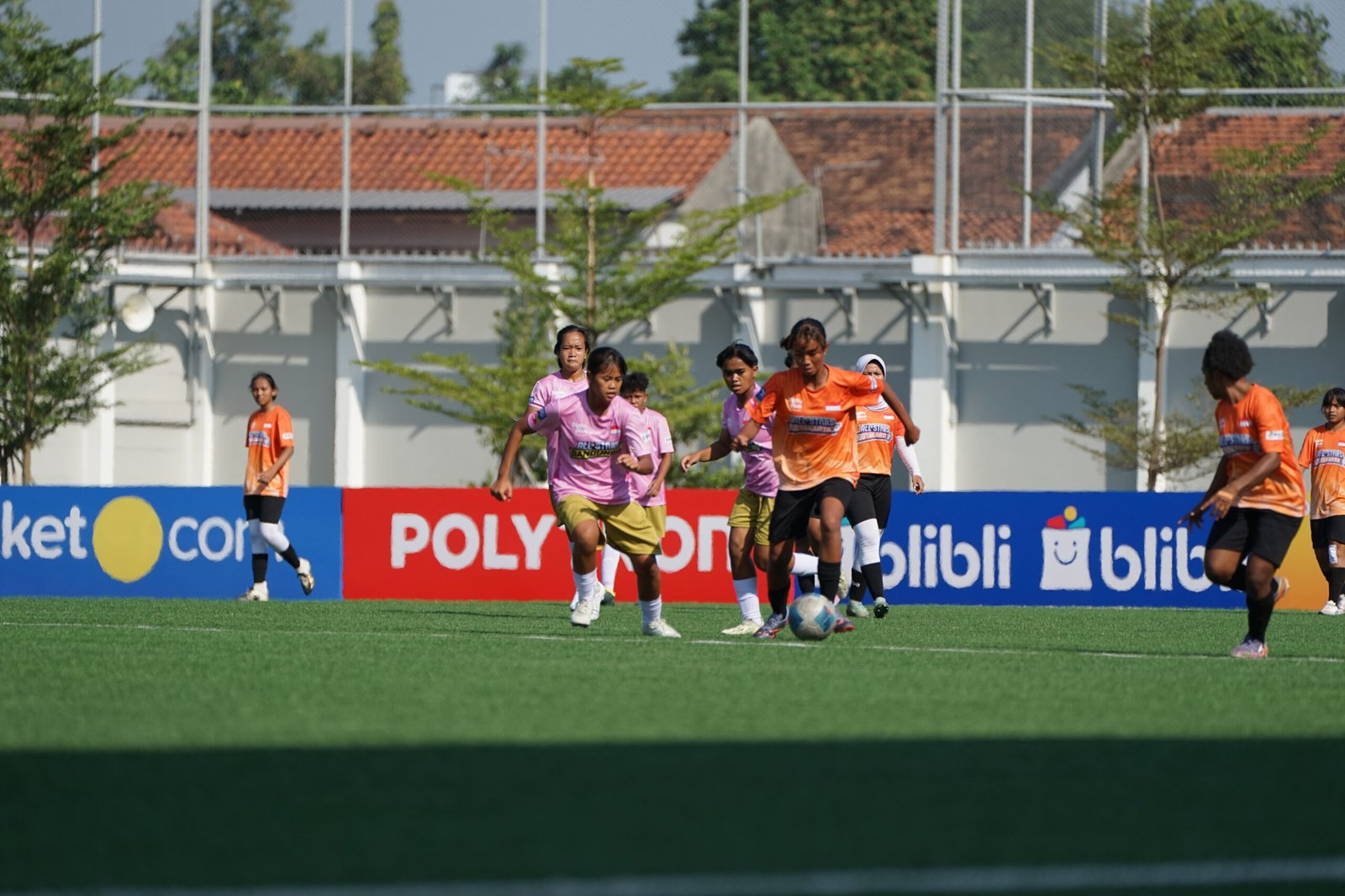 Laga sengit juga terjadi pada perebutan juara Grup D antara All Stars Bandung (jersey pink-emas) dan All Stars Yogyakarta (jersey orange-hitam).