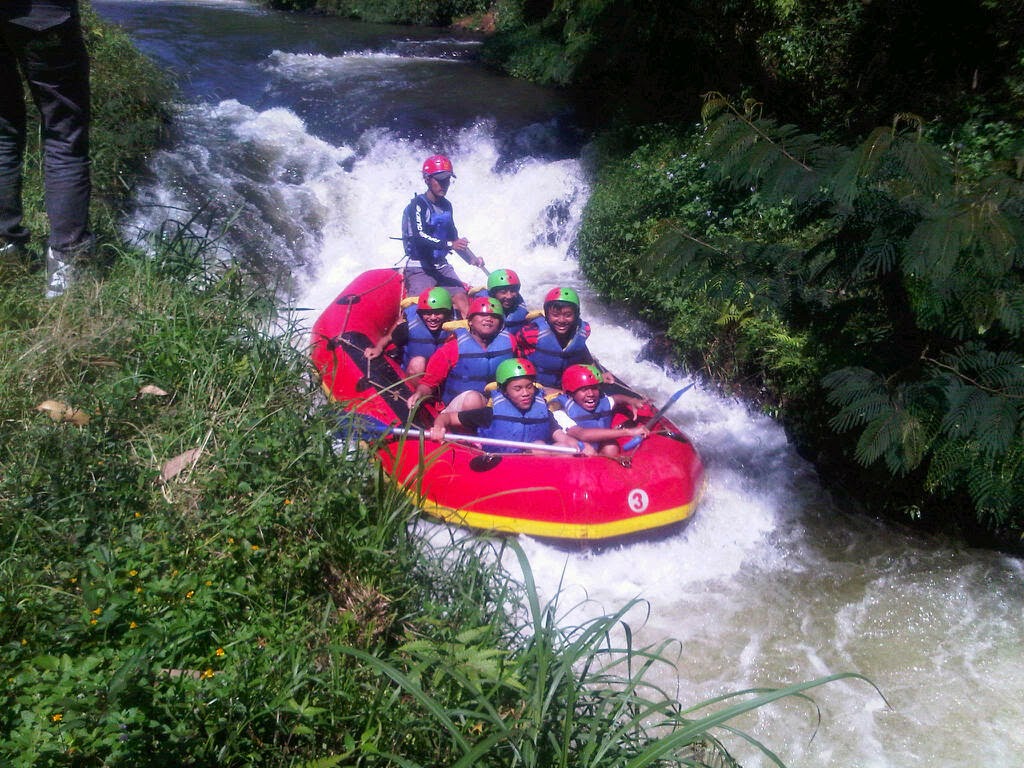 Wisatawan saat naik perahu di Situ Cileunca (foto: blogger.com denimulyanasasmita)