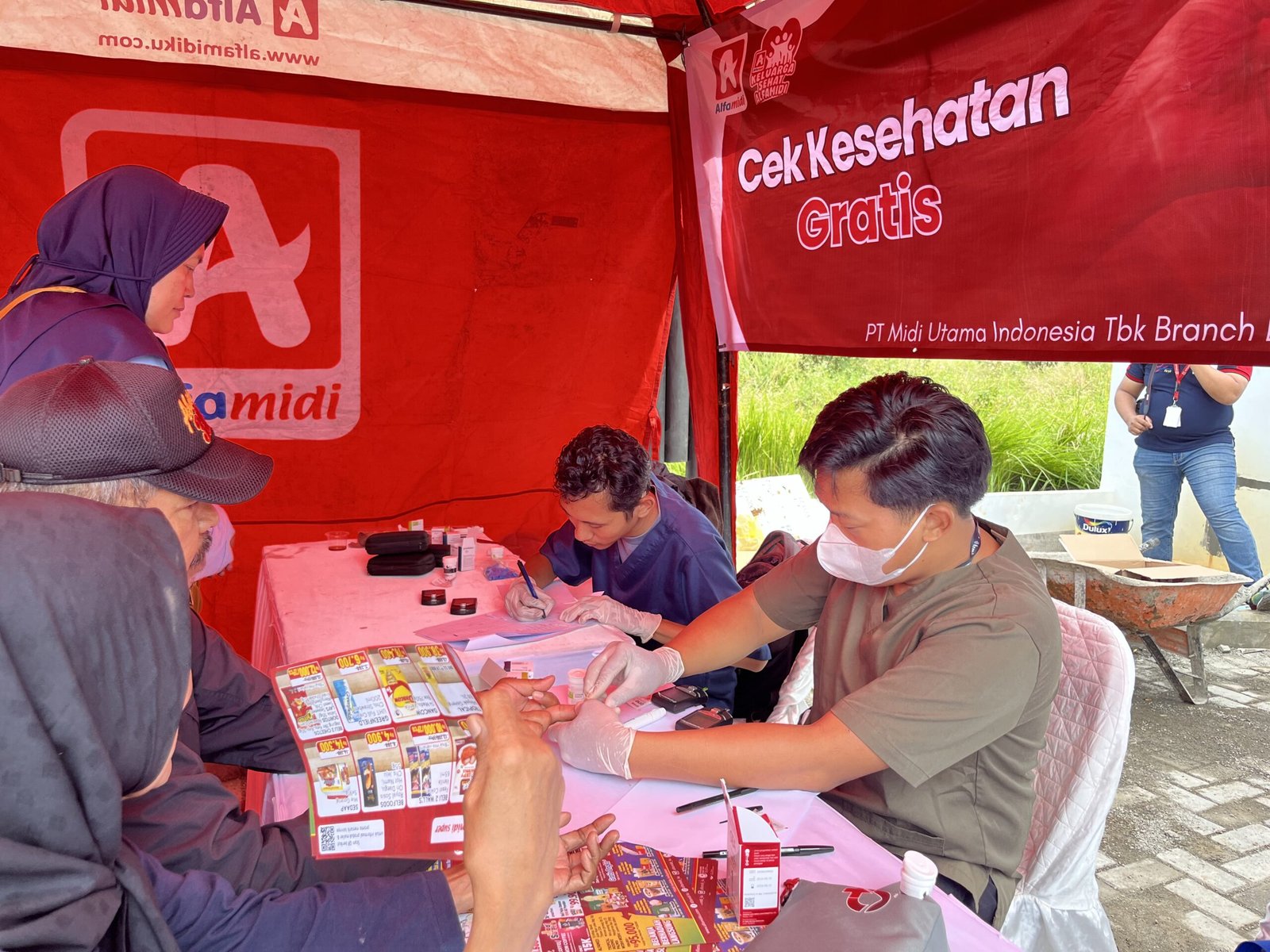 Alfamidi Cabang Bekasi menggelar cek kesehatan gratis yang diikuti 118 masyarakat.