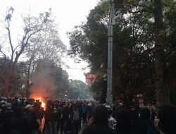 Demo di Bandung Ricuh, Polisi Tembakan Gas Air Mata