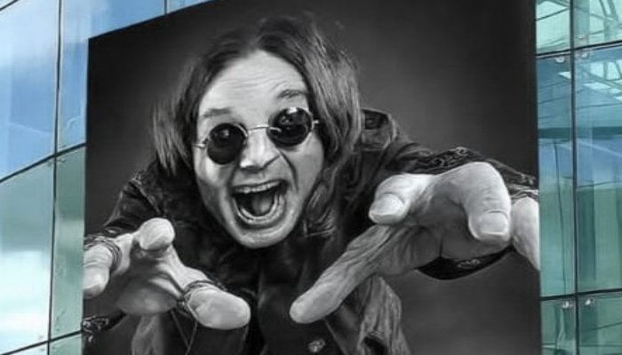 Ozzy Osbourne, salah satu ikon terbesar dalam sejarah musik rock dan heavy metal, meninggal dunia pada (22/7/ 2025) dalam usia 76 tahun.