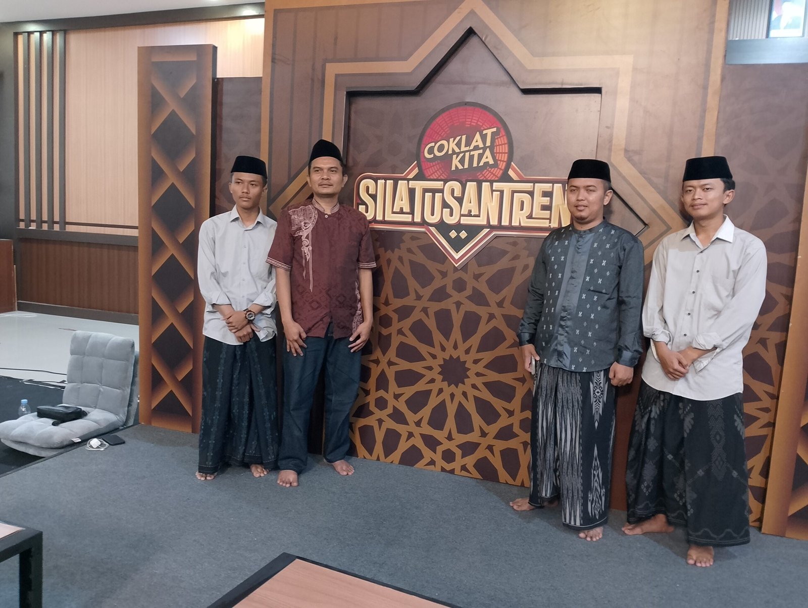 YUDI Wataangin, Perwakilan Coklat Kita (kedua dari kiri) dan Muhammad Fuad Syafi'i Dewan Pengasuh Potren Nurul Iman (kedua dari kanan) usai memberikan keterangan pers kepada media, Minggu (/3/8/2025) (juaranews/dasep rohimat)
