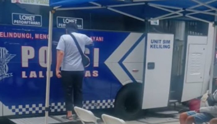 Layanan SIM keliling menjadi solusi praktis bagi warga yang hendak memperpanjang masa berlaku SIM tanpa harus repot mendatangi kantor Satpas.