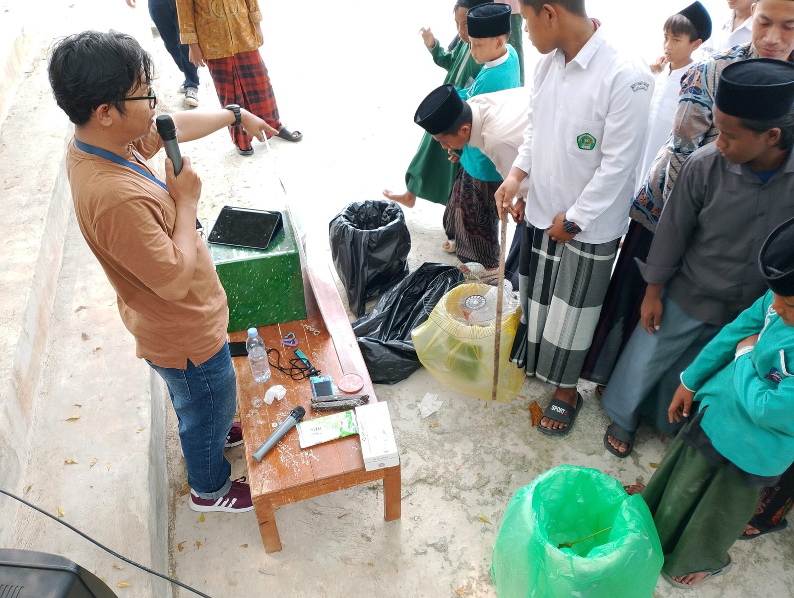 Santriwan saat belajar memilah sampah organik serta menyaksikan proses daur ulang sampah non-organik menjadi barang bermanfaat. (juaranews/dasep rohimat) 