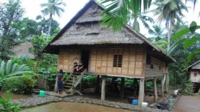 Di ujung selatan Pulau Sulawesi, tepatnya di Kabupaten Bulukumba, terdapat sebuah komunitas adat yang seakan tak tersentuh zaman.