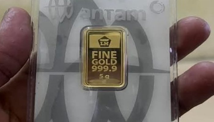 Harga emas batangan produksi PT Aneka Tambang Tbk (Antam) kembali mengalami penurunan pada perdagangan Rabu, (13/8/2025).