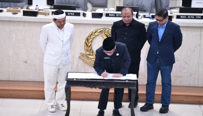 Gubernur Jawa Barat Dedi Mulyadi bersama DPRD Jabar resmi menandatangani kesepakatan atas Rancangan Perubahan KUA dan PPAS 2025. 